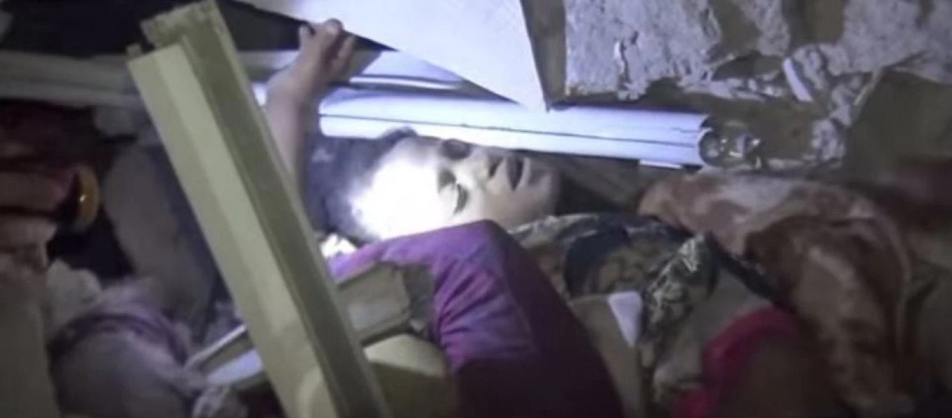 Πλήττεται και άμαχος πληθυσμός – Παιδιά θαμμένα μέσα σε ερείπια έπειτα από βομβαρδισμό στην Υεμένη! (Βίντεο)